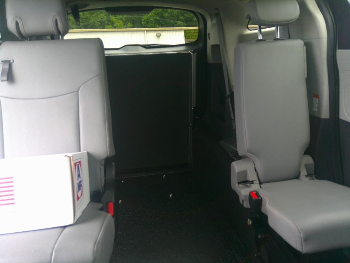 Blue Toyota Sienna image number 15