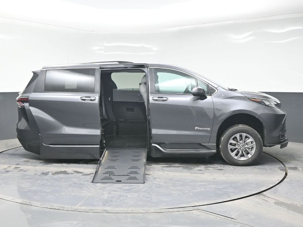 2025 TOYOTA SIENNA - Image 8