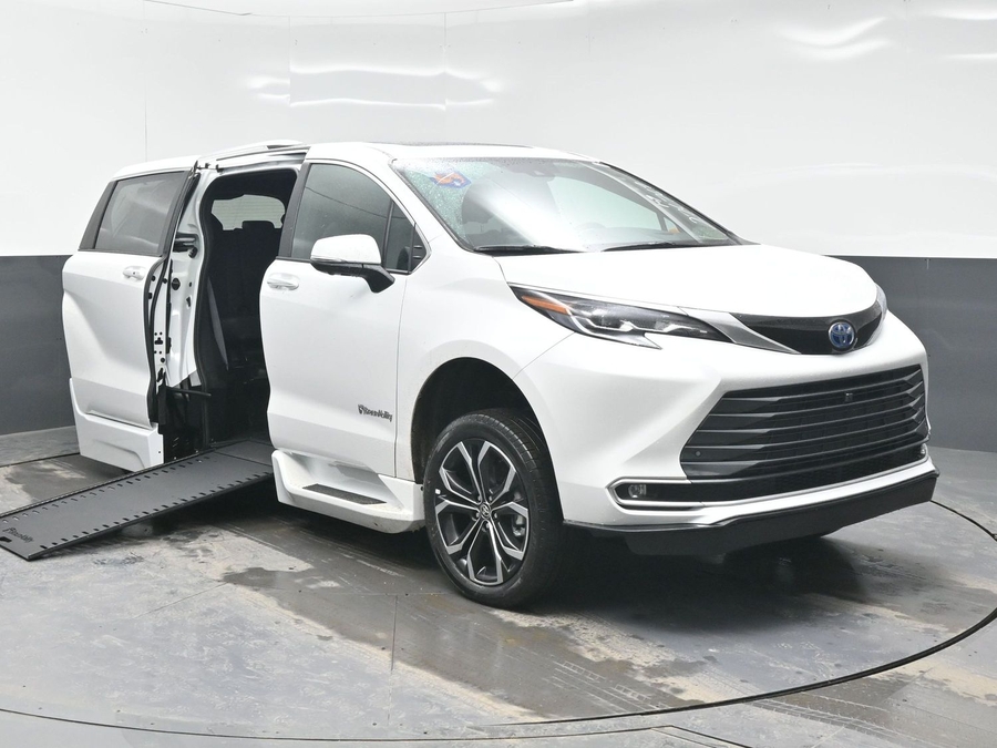 2025 Toyota Sienna Platinum's photo