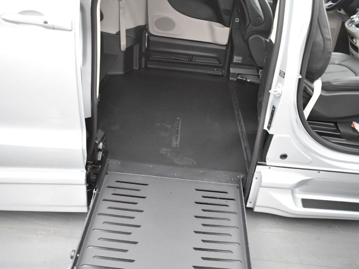 Silver Chrysler Pacifica image number 3