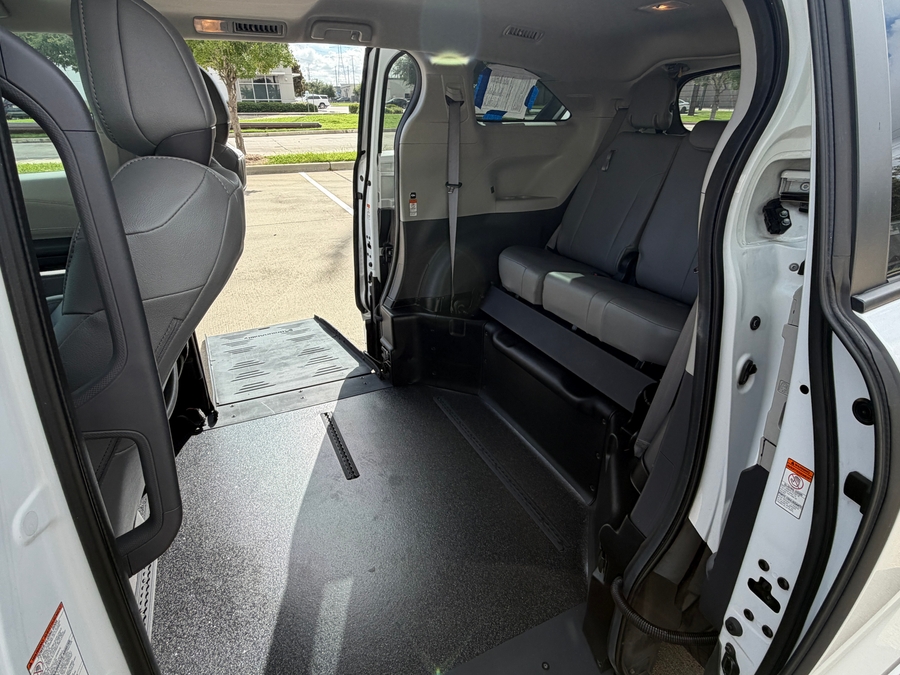 Used 2022 Toyota Sienna Hybrid XLE - BraunAbility Side Entry Fold Out Automatic Ramp