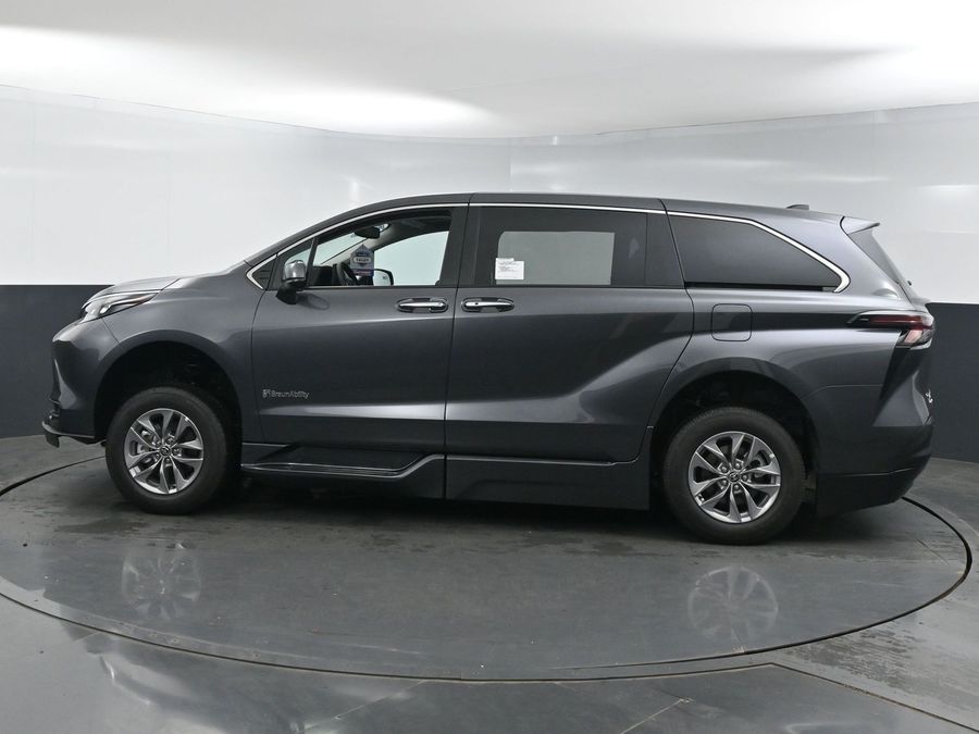 New 2025 Toyota Sienna Hybrid XLE Base - BraunAbility Side Entry Entry Fold Out Automatic Ramp