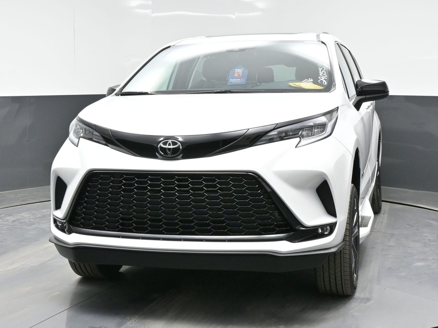 New 2026 Toyota Sienna Hybrid XSE Sport - BraunAbility Side Entry Fold Out Automatic Ramp