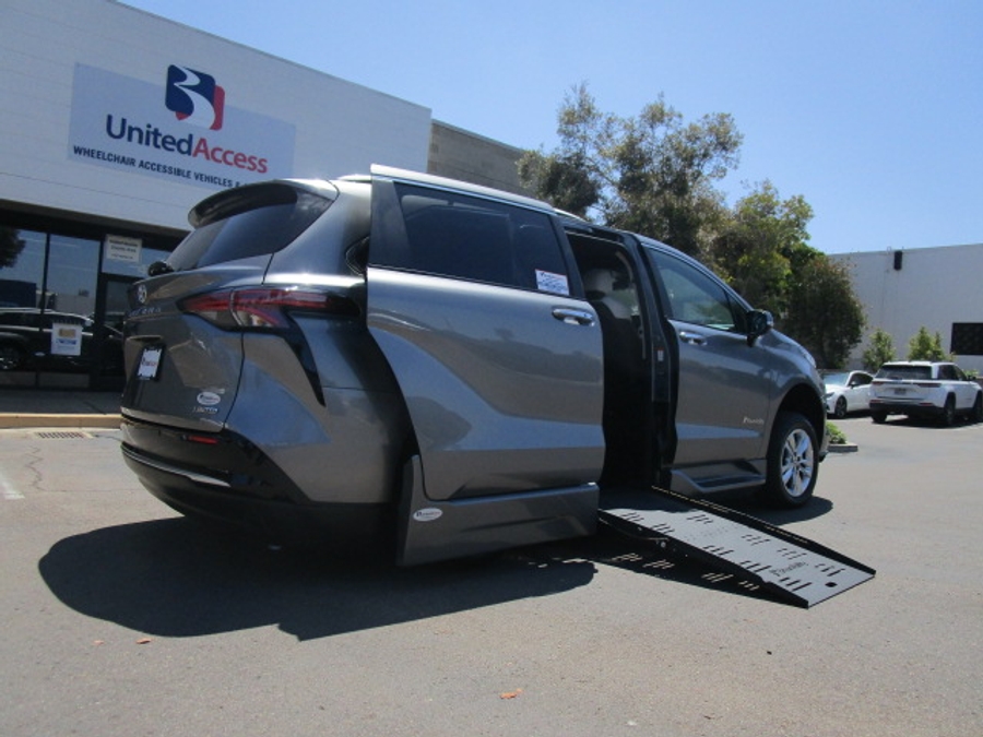 New 2026 Toyota Sienna Hybrid XSE Sport - BraunAbility Side Entry Fold Out Automatic Ramp