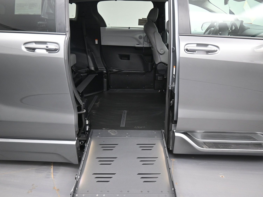 Grey Toyota Sienna image number 12