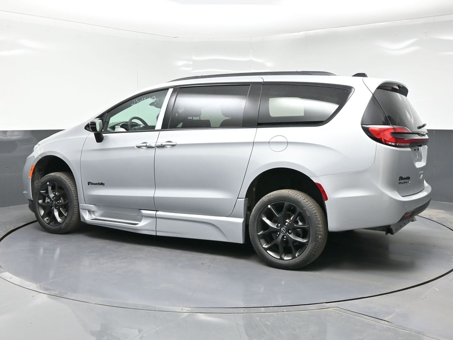 Silver Chrysler Pacifica image number 3