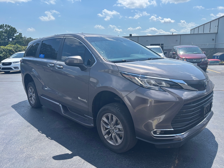 Used 2022 Toyota Sienna Hybrid XLE - BraunAbility Side Entry Fold Out Automatic Ramp