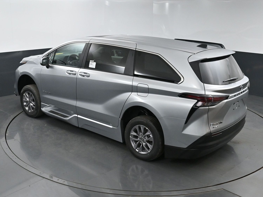 New 2025 Toyota Sienna Hybrid XLE Base - BraunAbility Side Entry Entry Fold Out Automatic Ramp