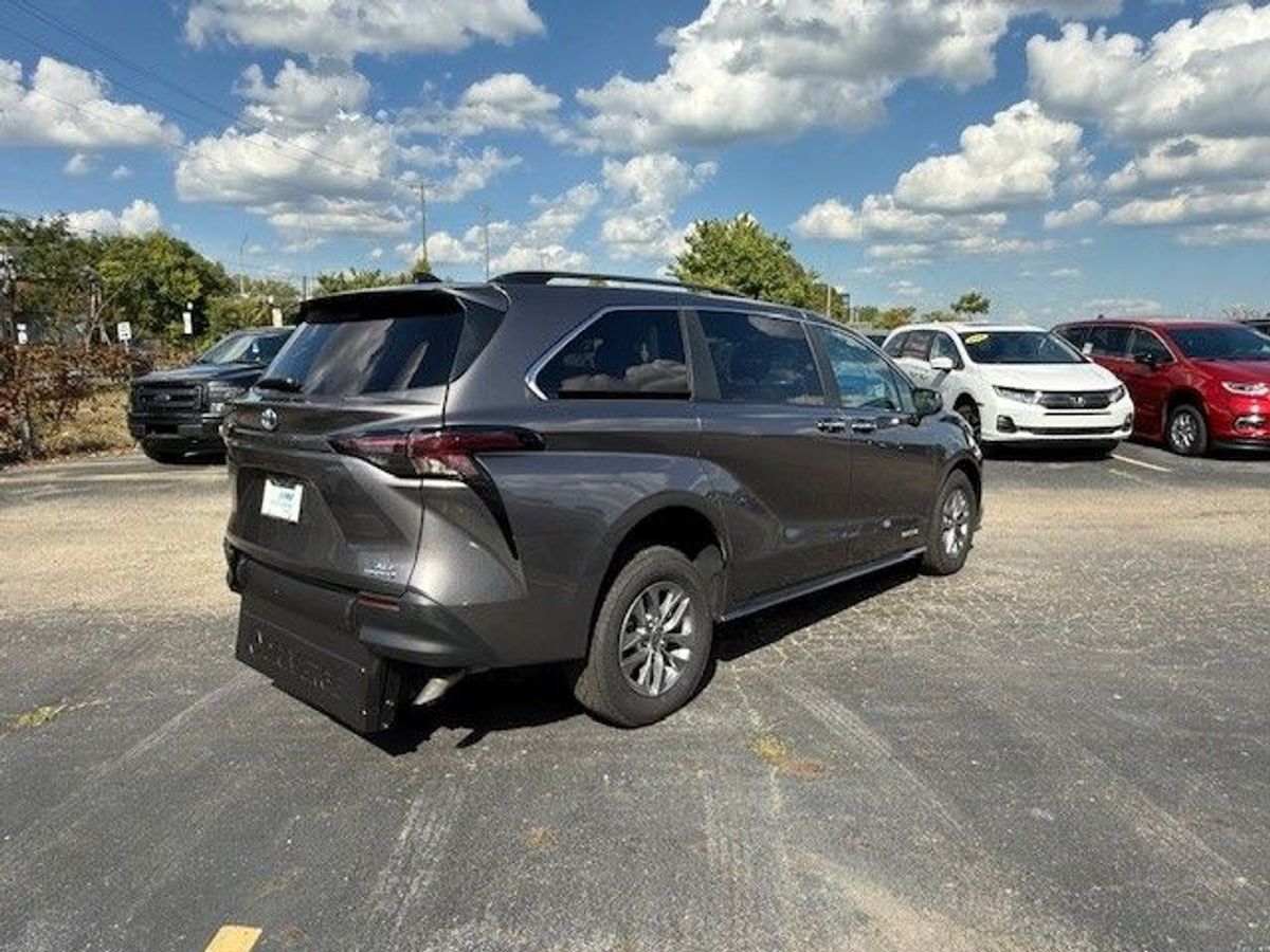 Grey Toyota Sienna image number 3
