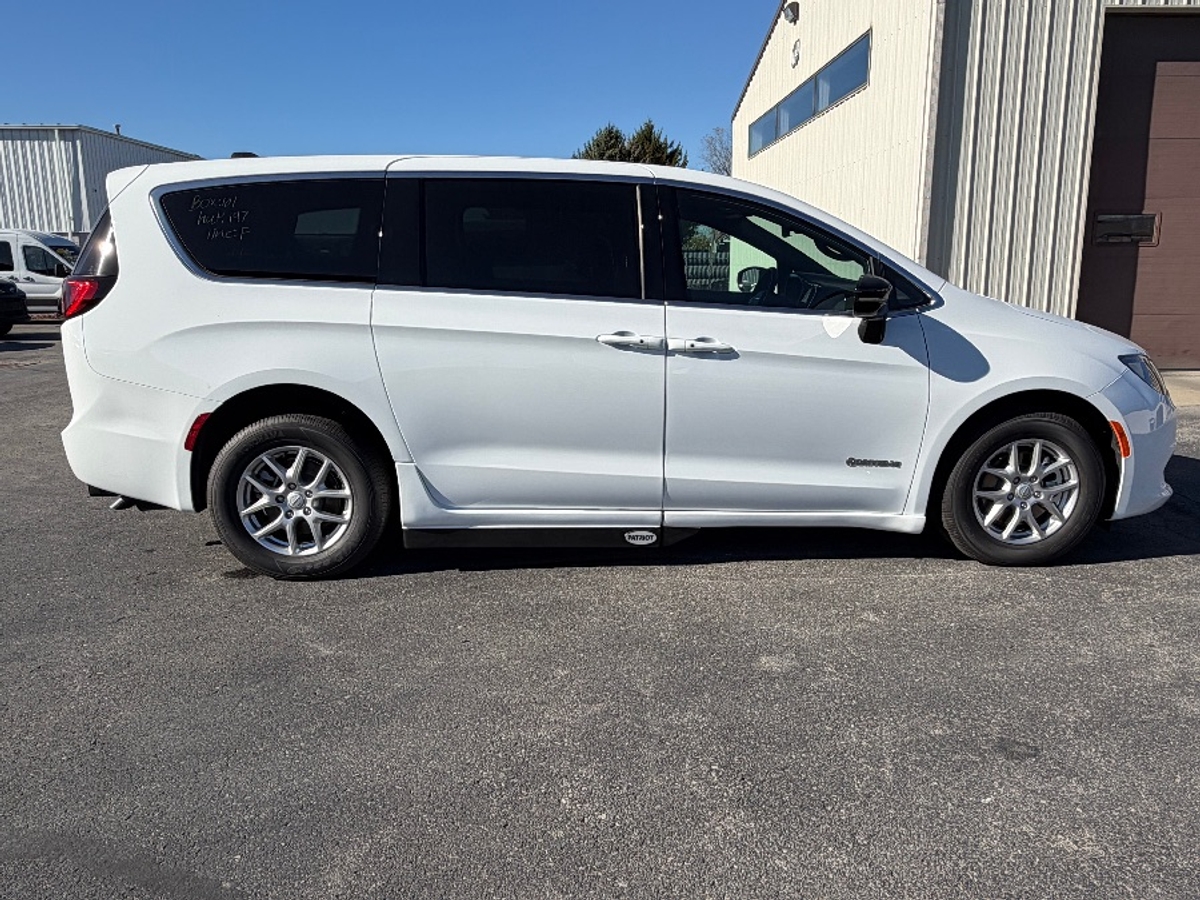 White Chrysler Voyager image number 11