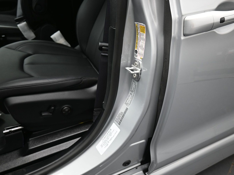 Silver Chrysler Pacifica image number 8
