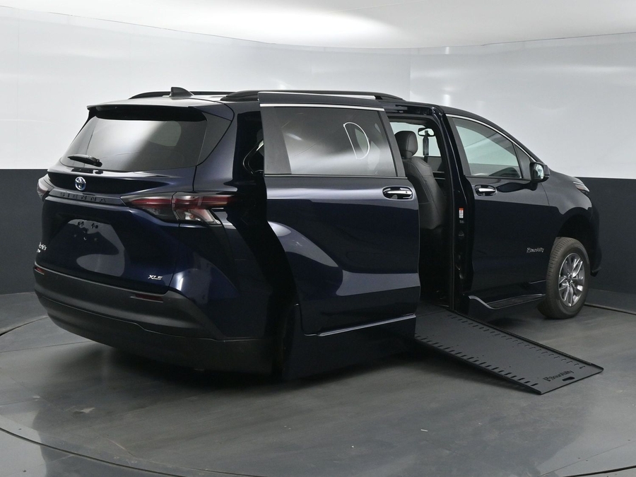 New 2025 Toyota Sienna Hybrid XLE Plus - BraunAbility Side Entry Entry In Floor Automatic Ramp