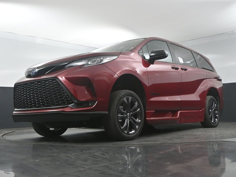 New 2025 Toyota Sienna Hybrid XSE Sport - BraunAbility Side Entry Entry In Floor Automatic Ramp