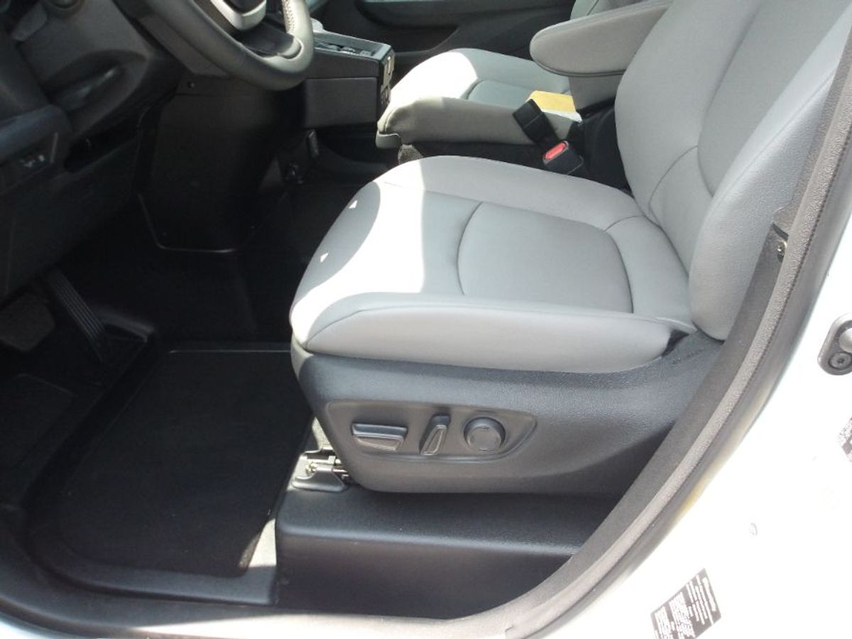 White Toyota Sienna image number 15