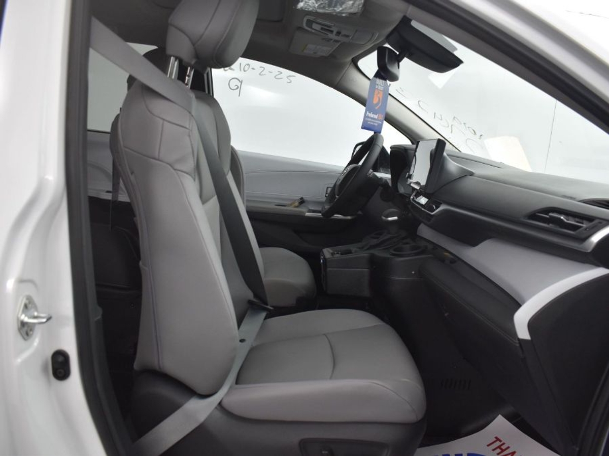 2025 TOYOTA SIENNA - Image 9