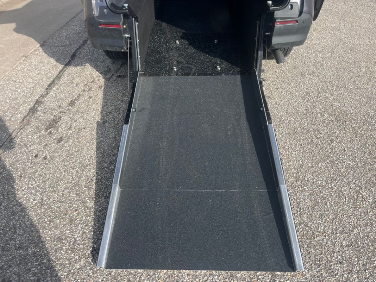 Grey Toyota Sienna image number 2