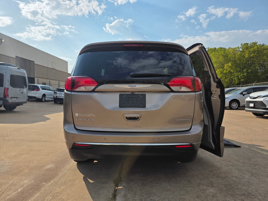 Used 2018 Chrysler Pacifica Limited - BraunAbility Side Entry Entry In Floor Automatic Ramp