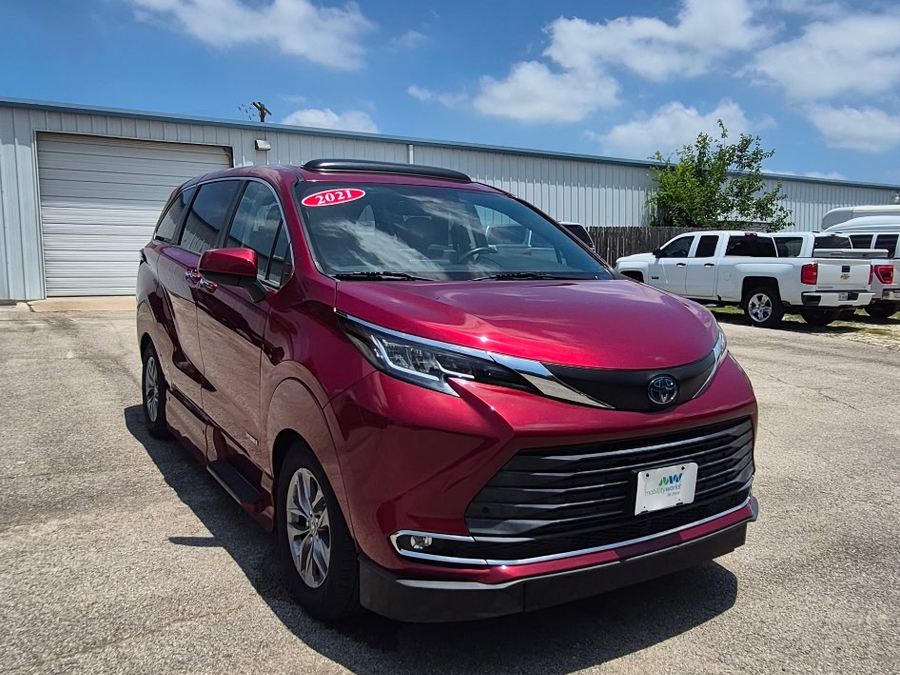 Red Toyota Sienna image number 1
