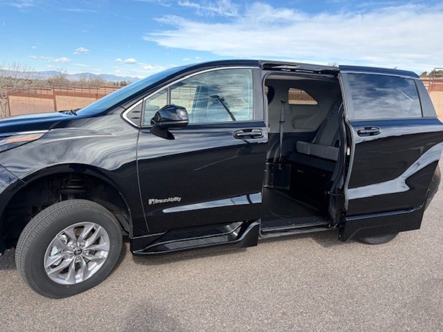 Used 2024 Toyota Sienna Hybrid LE - BraunAbility Side Entry Entry Fold Out Automatic Ramp
