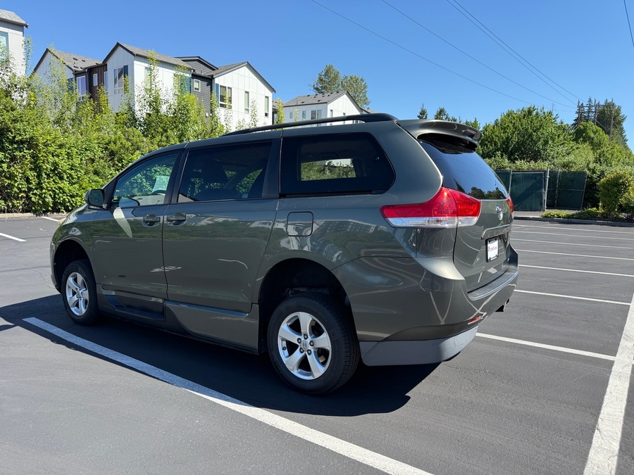 Used 2013 Toyota Sienna LE - VMI Side Entry Entry In Floor Manual Ramp