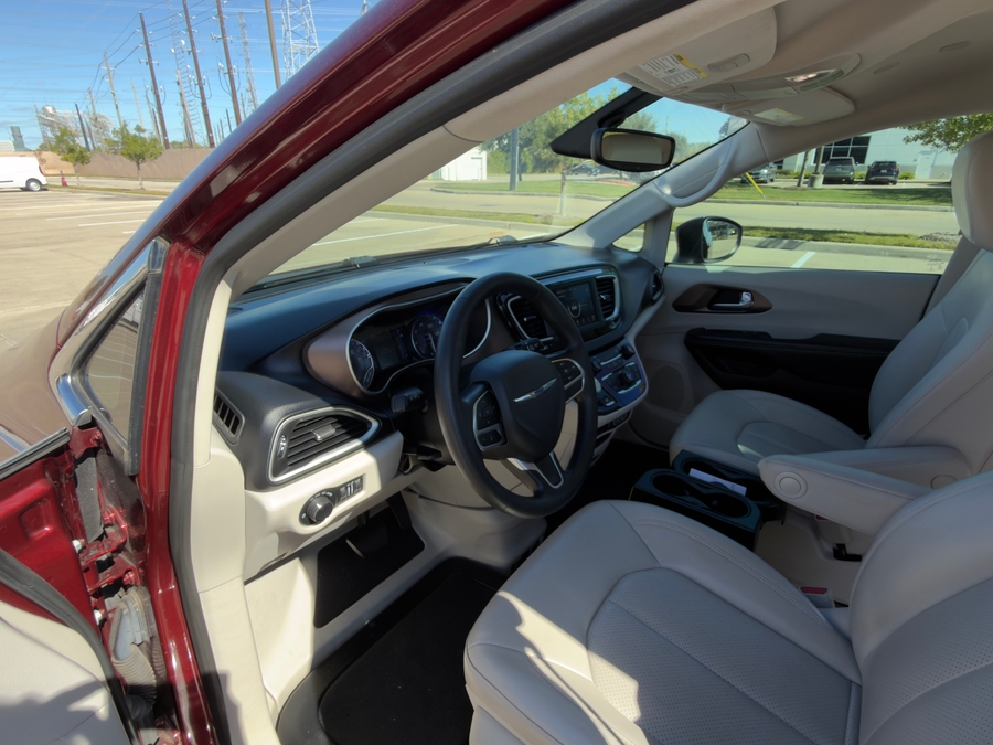 Used 2021 Chrysler Voyager LXi - BraunAbility Side Entry Entry In Floor Automatic Ramp