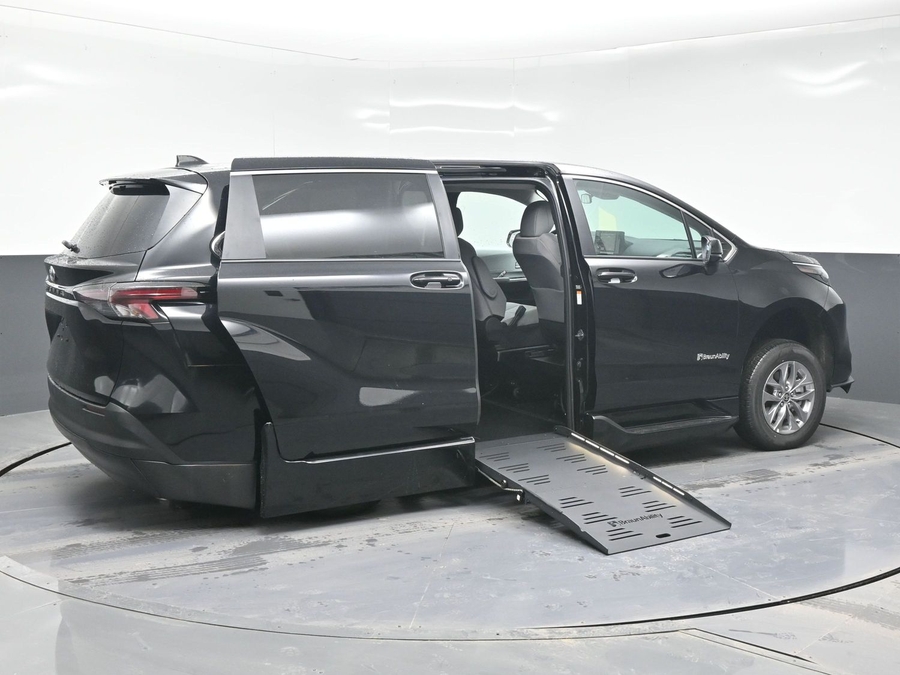 New 2025 Toyota Sienna Hybrid LE - BraunAbility Side Entry Entry Fold Out Automatic Ramp