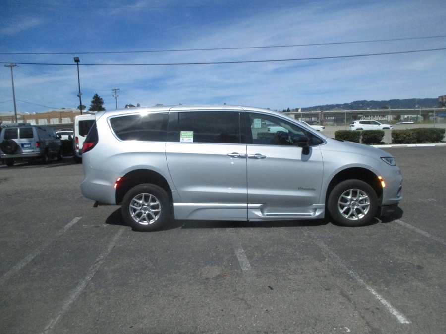 2024 Chrysler Pacifica Touring L - Photo 10