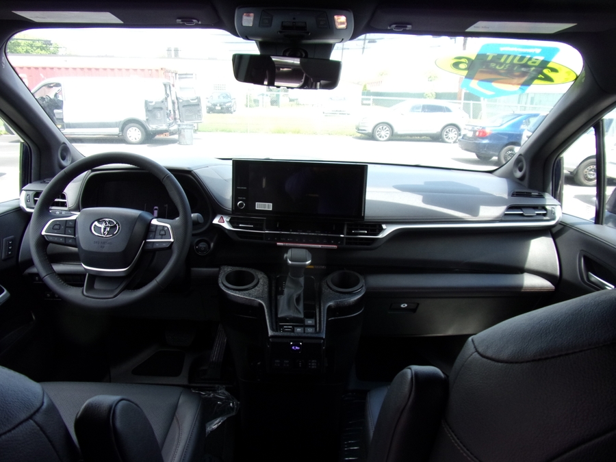 Blue Toyota Sienna image number 8