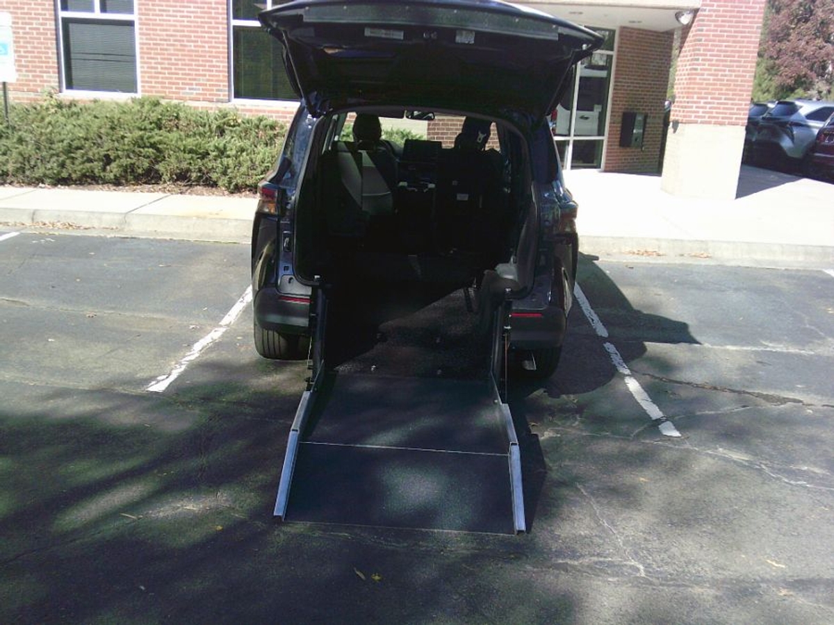 2024 TOYOTA SIENNA - Image 17