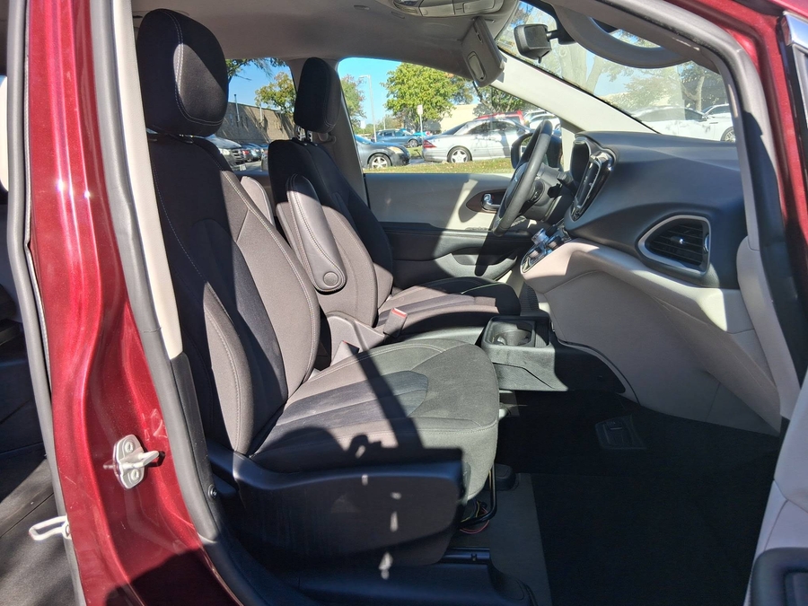  Chrysler Voyager image number 15