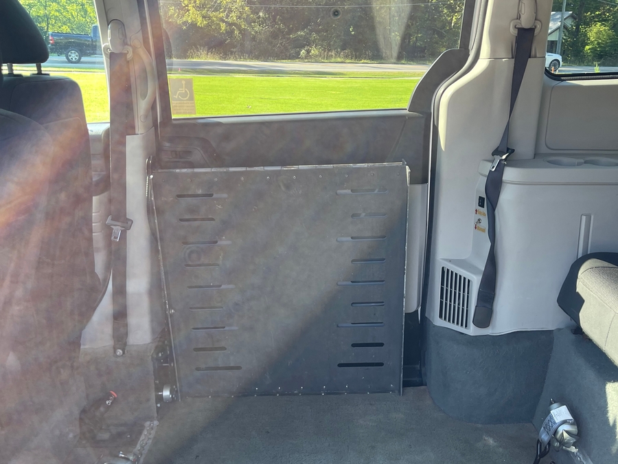 Silver Dodge Grand Caravan image number 9