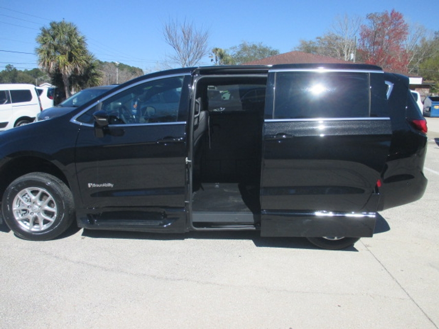 Black Chrysler Pacifica image number 4