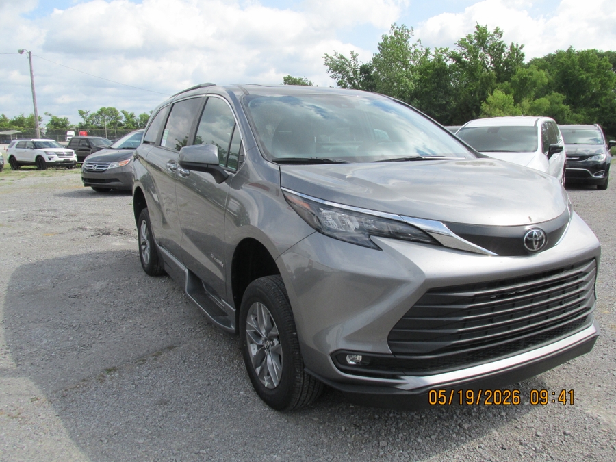 Grey Toyota Sienna image number 4