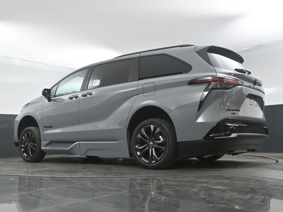 New 2025 Toyota Sienna Hybrid XSE Sport - BraunAbility Side Entry Entry In Floor Automatic Ramp