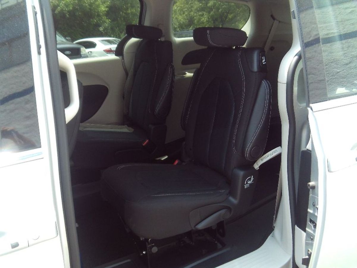 Silver Chrysler Voyager image number 8
