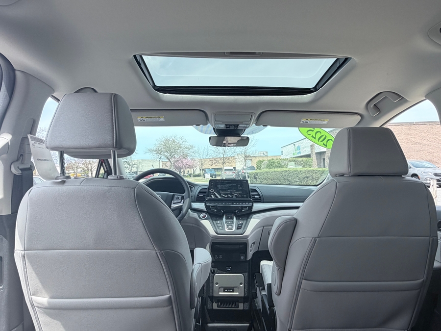Red Honda Odyssey image number 18