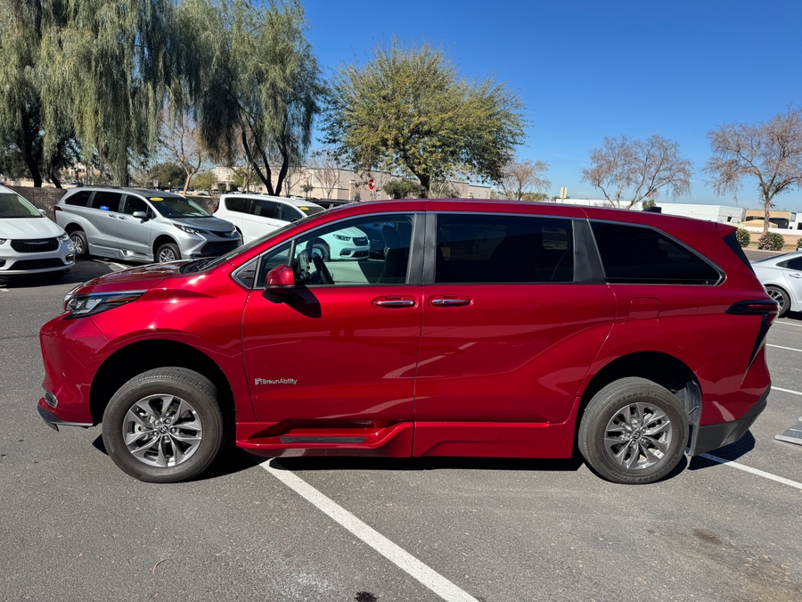 Used 2024 Toyota Sienna Hybrid XLE Base - BraunAbility Side Entry Entry Fold Out Automatic Ramp