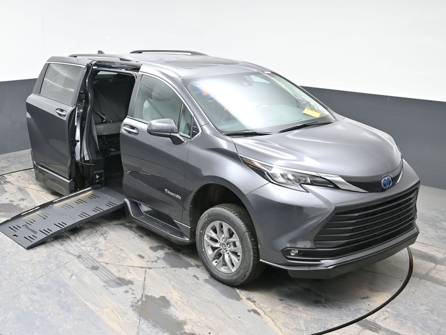 New 2025 Toyota Sienna Hybrid XLE Plus - BraunAbility Side Entry Entry Fold Out Automatic Ramp