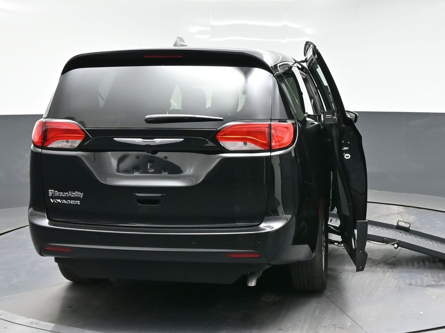 Black Chrysler Voyager image number 5