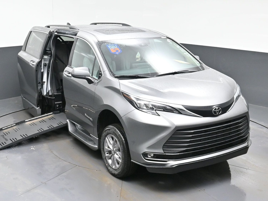 Grey Toyota Sienna image number 19