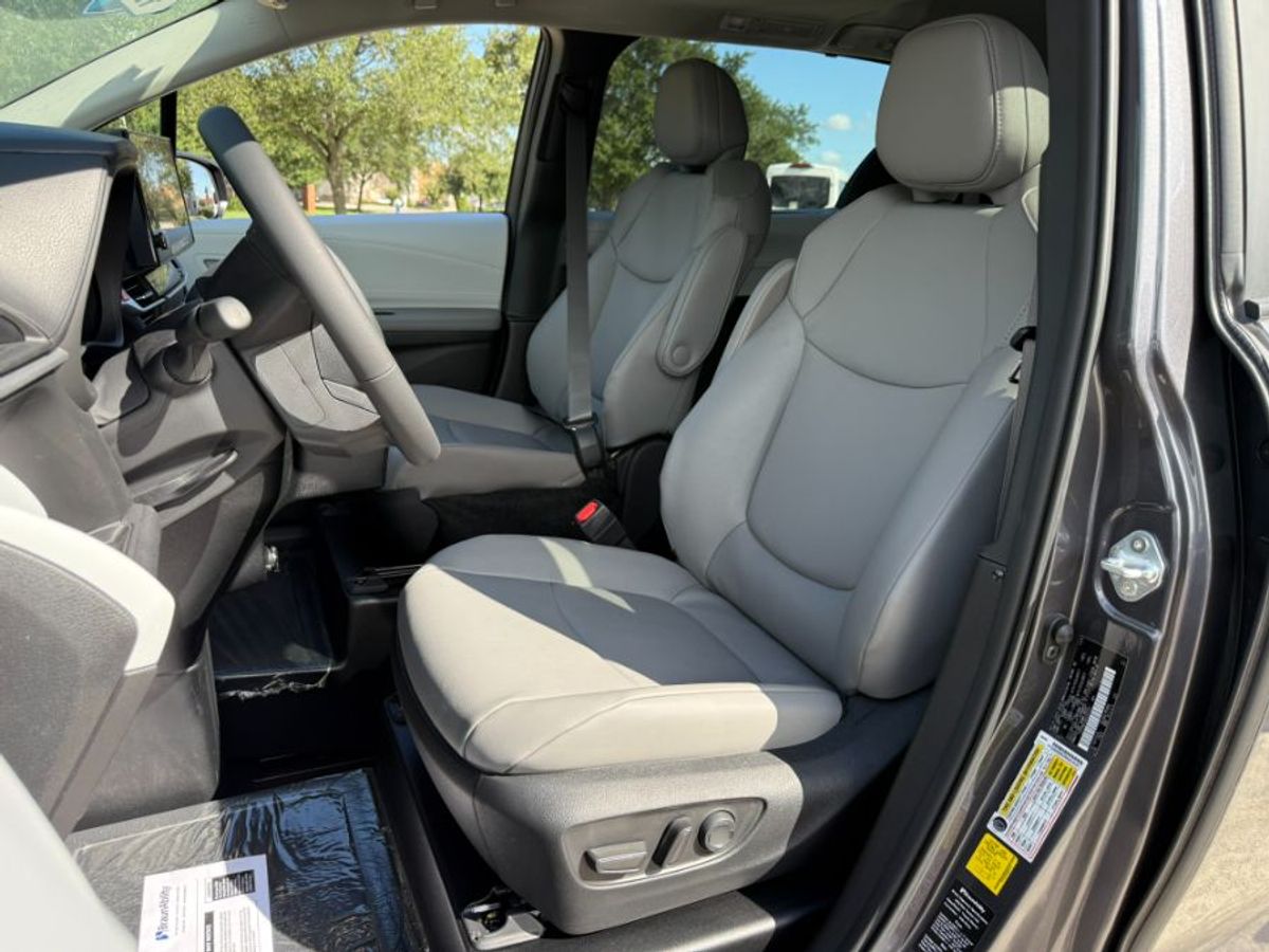 Toyota Sienna gris imagen número 8