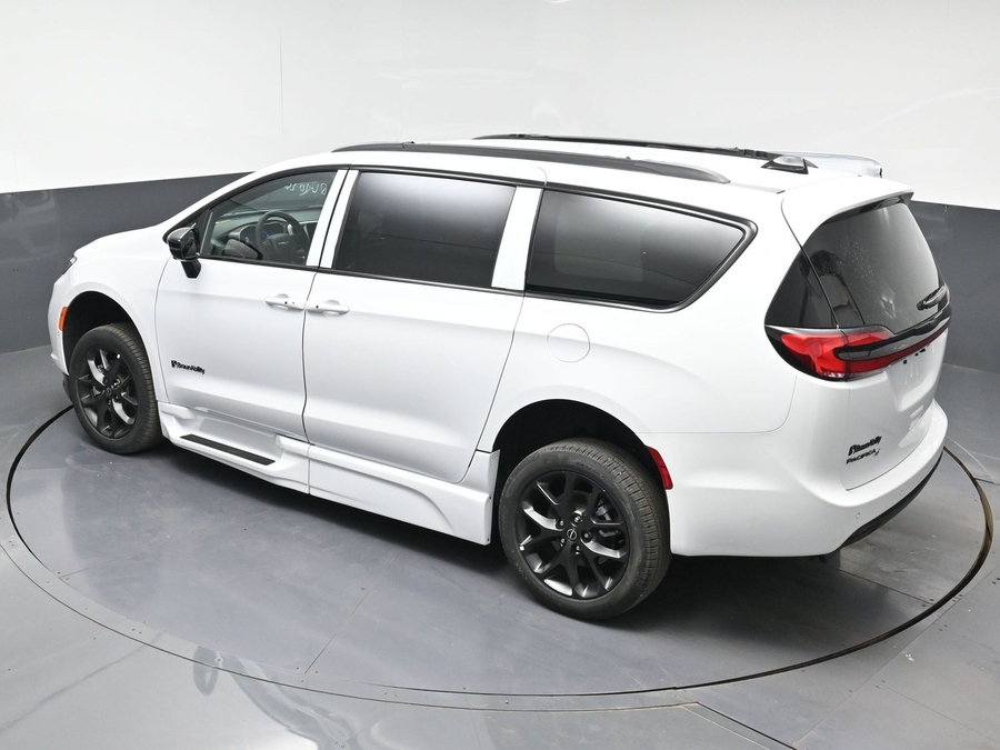 White Chrysler Pacifica image number 21