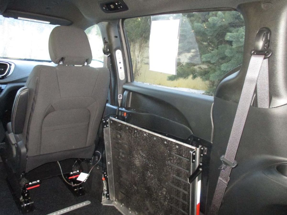 Grey Chrysler Pacifica image number 16