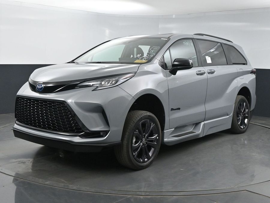 New 2025 Toyota Sienna Hybrid XSE Sport - BraunAbility Side Entry Entry In Floor Automatic Ramp