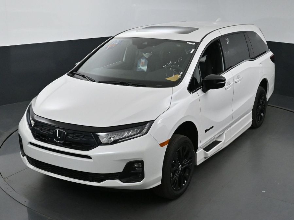 White Honda Odyssey image number 23