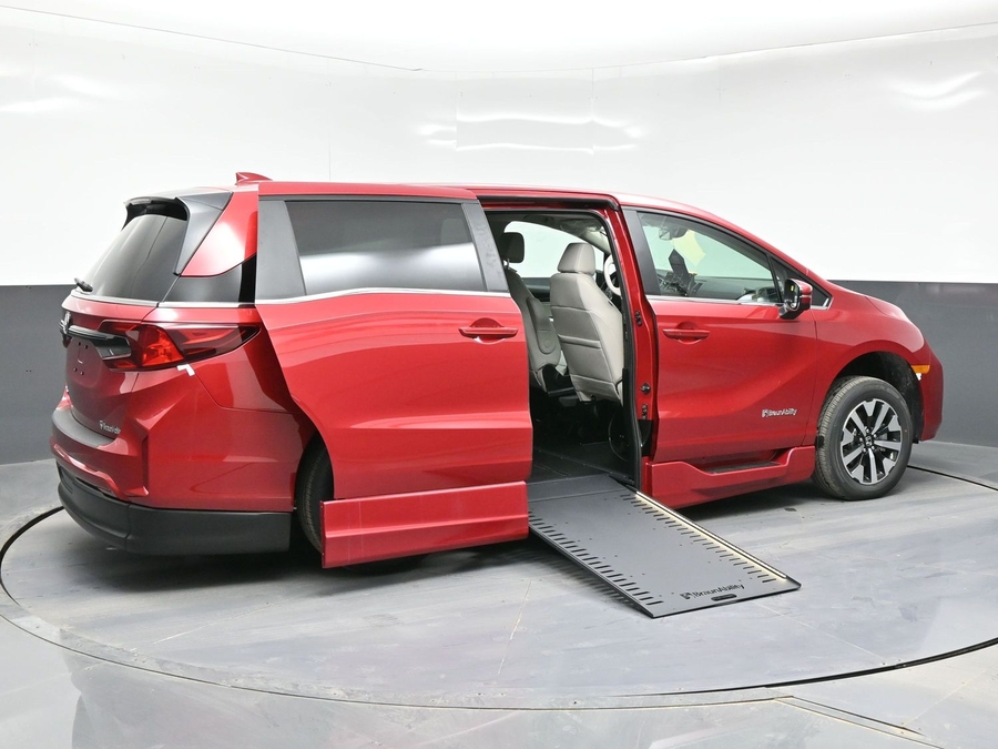 Red Honda Odyssey image number 4