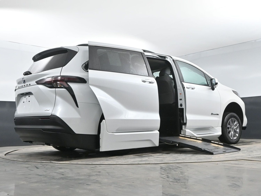 New 2025 Toyota Sienna Hybrid XLE Plus - BraunAbility Side Entry Entry Fold Out Automatic Ramp