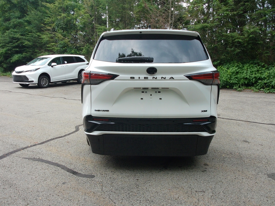 White Toyota Sienna image number 5
