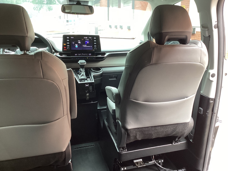 White Toyota Sienna image number 13