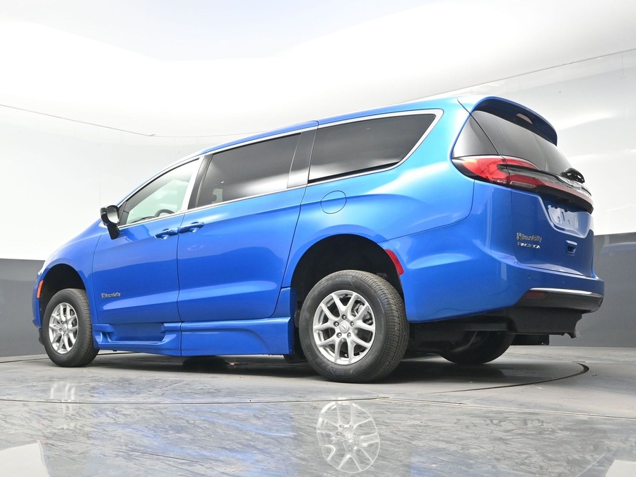 Blue Chrysler Pacifica image number 17